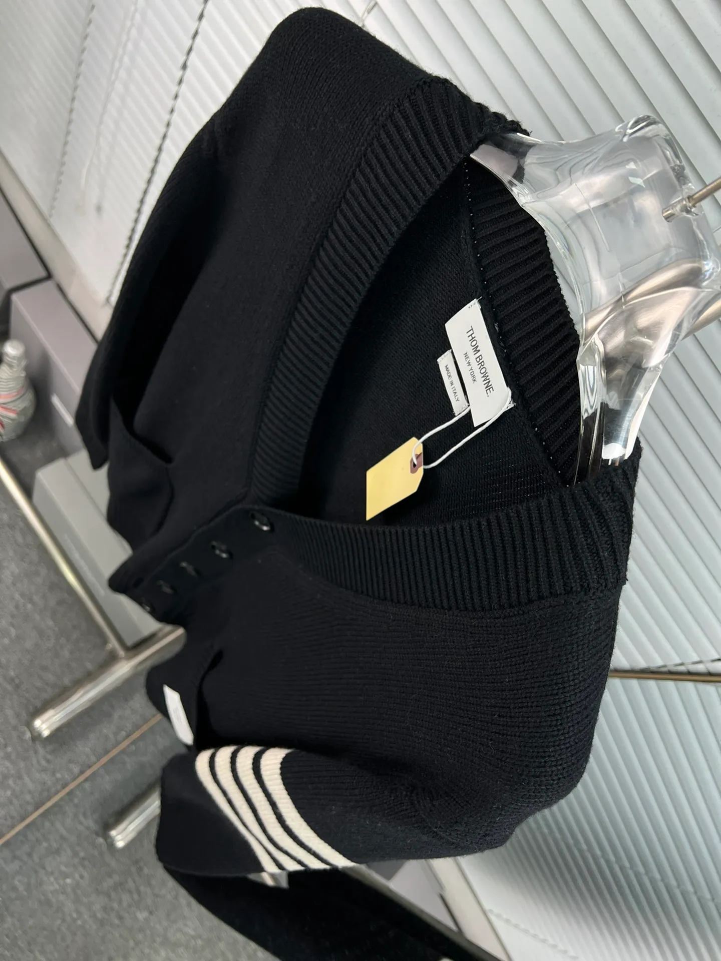 【 Thom Browne 】OSClassic ：100% Sizes：S. M. L. ：Black．Light Gray ．Dark Gray TB Classic ， Same Style ， TB Classic Hot Sale ， Premium ， ， ， ， ， 。 100% 25% ， ，Breathable， ， ， 。 Classic